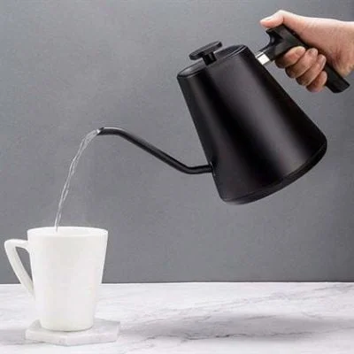 Felicita Sqaure Kettle Pouring